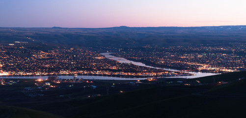 Fototapeta premium Aerial View Lewiston Idaho Bridge Bend Clearwater River Sunset