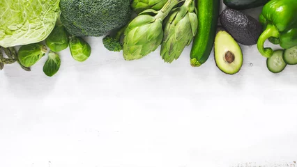 Crédence de cuisine en verre imprimé Légumes Green vegetables  on a white background. Healthy food. Top view