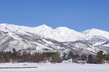 雪景色の白馬村と北アルプス