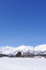 雪景色の白馬村と北アルプス