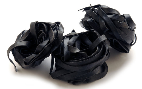 Tonnarelli al nero di seppia Squid ink pasta Makaron z atramentem kałamarnicy mit Tintenfischtinte Tagliatelle 
