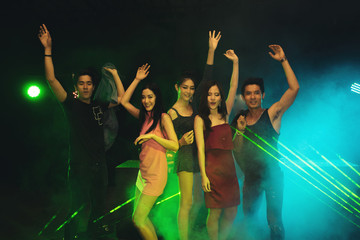 Obraz premium Party young people group dancing in night club