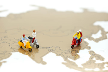 Obraz premium Miniature people : people on scooter with world map,Travel concept.