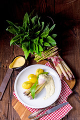 asparagus with egg and fresh wild garlic