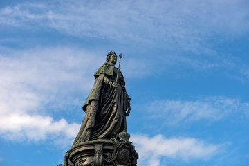 Fototapeta na wymiar RUSSIA, SAINT PETERSBURG - AUGUST 18, 2017: A bronze monument to Catherine the Great on Ostrovsky Square in Catherine Square
