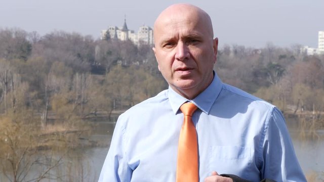TV Reporter Debate Financial Issues in a Press Reportage