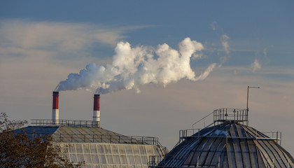 Obraz premium The pipe of the plant emits harmful substances into the atmosphere. Close-up on a sky background