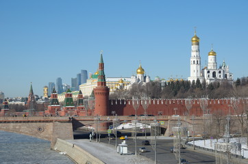 Obraz premium Beautiful view of the Moscow Kremlin, Big Moskvoretsky bridge and Moskvoretskaya embankment, Moscow, Russia