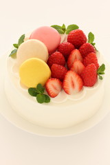 苺とマカロンのショートケーキ