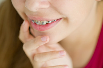 Fototapeta premium Dziewczyna z szelkami