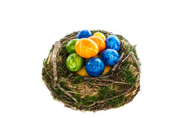 Buntes Osternest isoliert freigestellt freisteller
