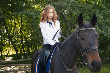 Obraz premium girl teenager with a horse