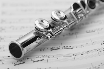 Transverse flute on music sheet - Flauto traverso su pagine di musica