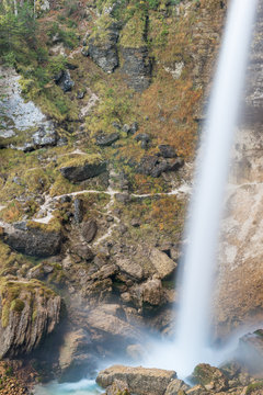 L'imponente cascata Peričnik in Slovenia, vicino alla cittadina di Mojstrana