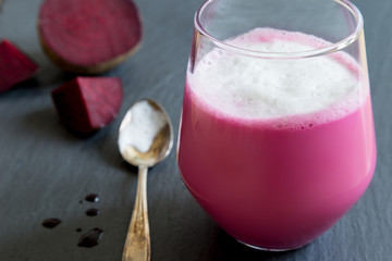 Pink Latte mit Milchschaum