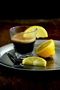 Espresso mit Zitrone