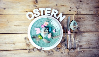 Ostern - Ostergrüße - gedeckter Tisch - Tischdekoration