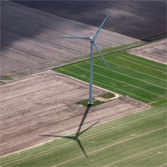 vue a&eacute;rienne d'une &eacute;olienne dans la Seine et Marne en france