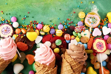Papier Peint photo autocollant Bonbons bonbons avec de la gelée et du sucre. gamme colorée de bonbons et de friandises pour enfants différents.