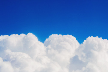 Naklejka premium Dense fluffy white clouds against a blue sky
