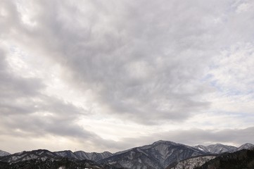 Fototapeta na wymiar 丹沢の山並みと朝の空