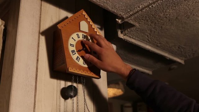 Cuckoo clocks, the man takes the clockwise 7 - 17 O'Clock