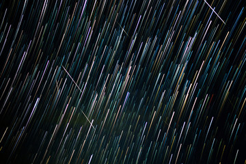 Obraz premium Star trail with geminids meteor shower phenomenon.