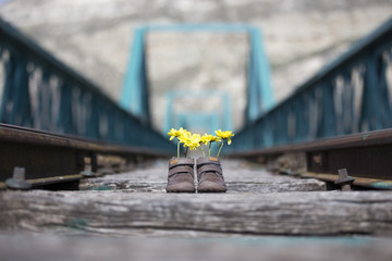 Zapatos con flores amarillas
