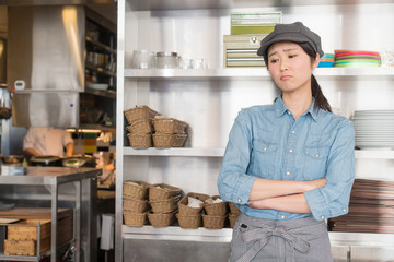 カフェ・悩むスタッフ