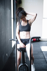 Fototapeta na wymiar Concentrated woman working out in gym
