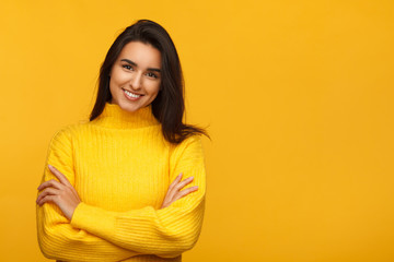 Obraz premium Charming female on yellow backdrop