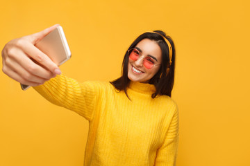 Naklejka premium Charming hipster girl taking selfie