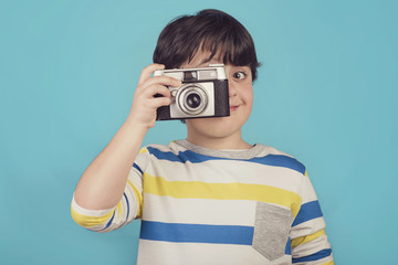 niño con cámara de fotos