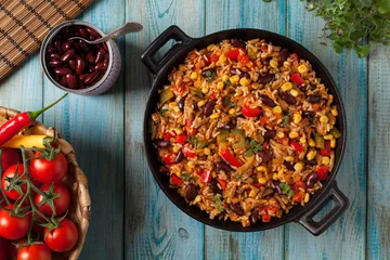 Foto auf Acrylglas Fertige gerichte Mexican rice with minced meat and vegetables.