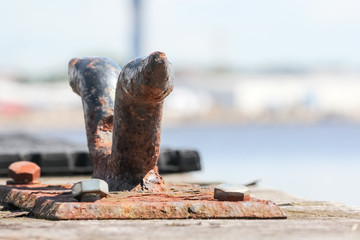 alter Poller am Steg im Hafen mit Rost