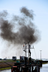 Obraz premium schwarze Rußwolke von Schiff im Hafen