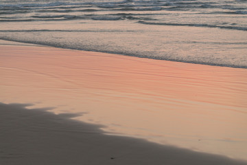 Wasser und Wellen am Strand in Tel Aviv in Israel zum Sonnenuntergang