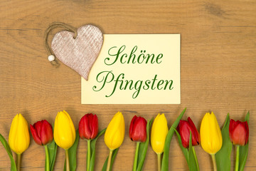 Tulpen und Karte: Schöne Pfingsten