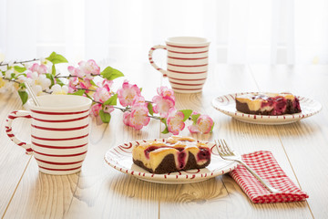 Zwei Kirschkuchen mit Kaffee und Kirschblüten