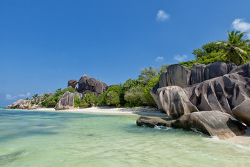 Anse Source d& 39 Argent - granietrotsen bij mooi strand op tropisch eiland La Digue in Seychellen