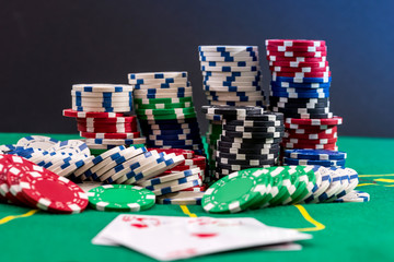 Fototapeta premium Play card with chips on casino close up