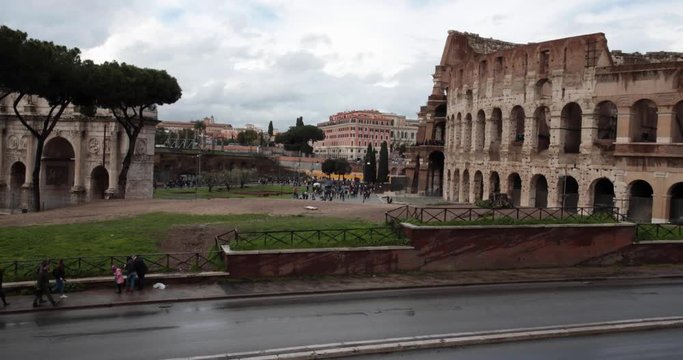 Turisti che visitano il Colosseo