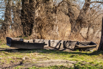 Naklejka premium abandoned and damaged wooden boat on the coast