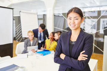 Junge asiatische Frau als Manager