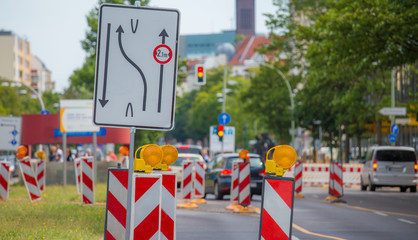 eine Baustelle behindert den Strassenverkehr