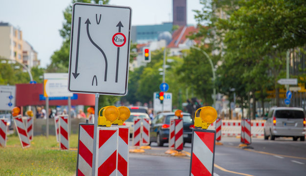 eine Baustelle behindert den Strassenverkehr