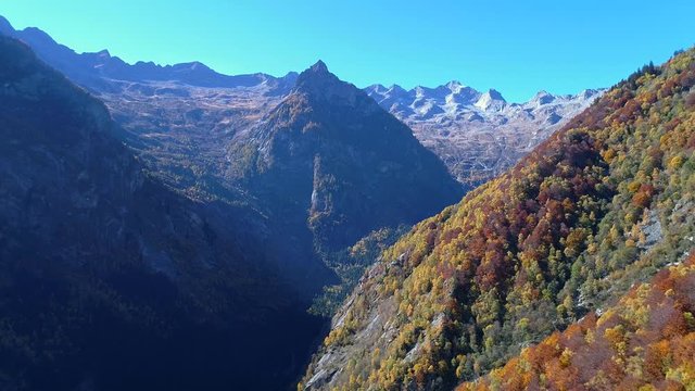 Aerial 4K - Val Masino - Valtellina (IT) - Vista autunnale della Valle dei Bagni