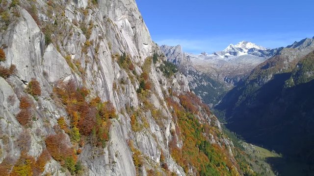 Aerial 4K - Val di Mello - Valmasino (IT) - Vista autunnale con Monte Disgrazia sul fondo