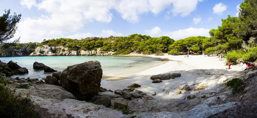 Azul cielo y mar en la playa de Cala Macarella en Menorca