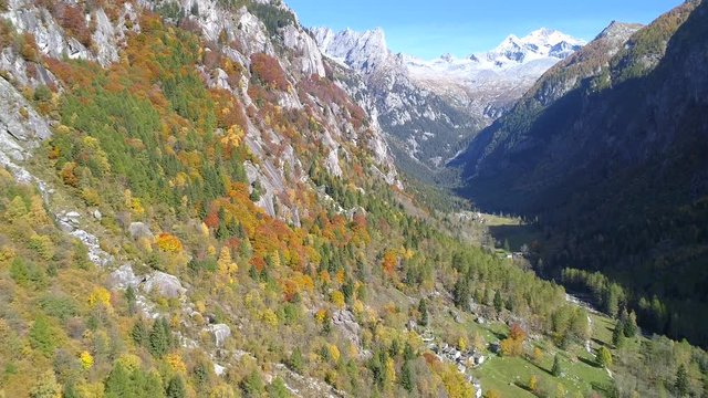 Aerial 4K - Val di Mello - Valmasino (IT) - Vista autunnale con Monte Disgrazia sul fondo